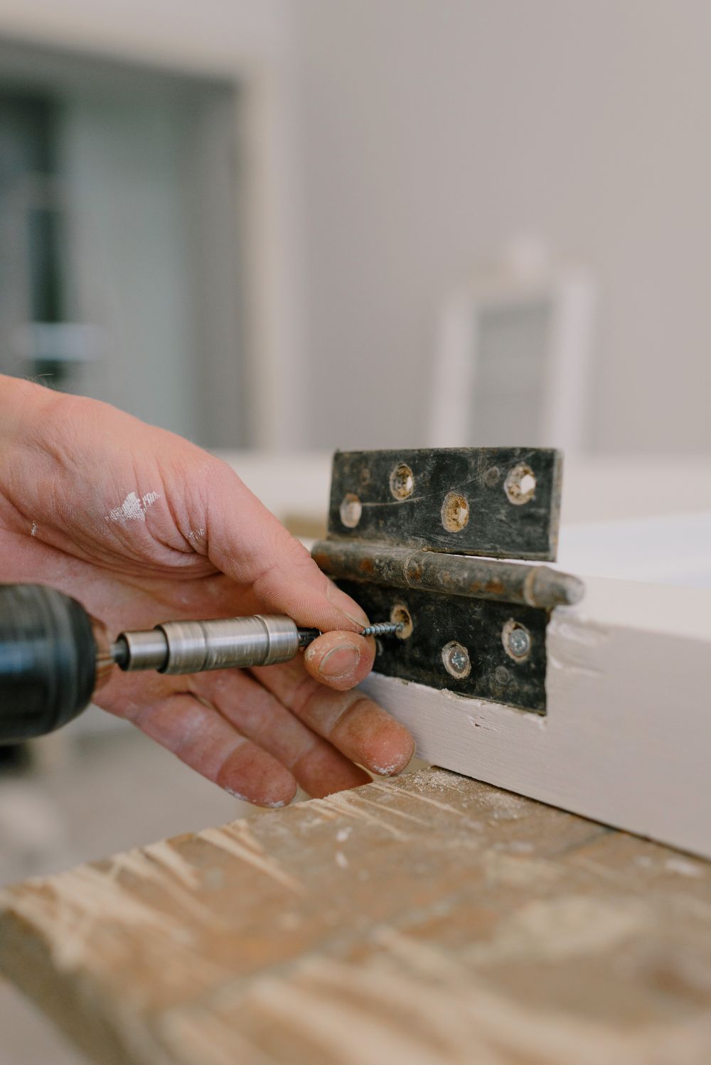 Fixation d’une charnière sur une menuiserie en bois